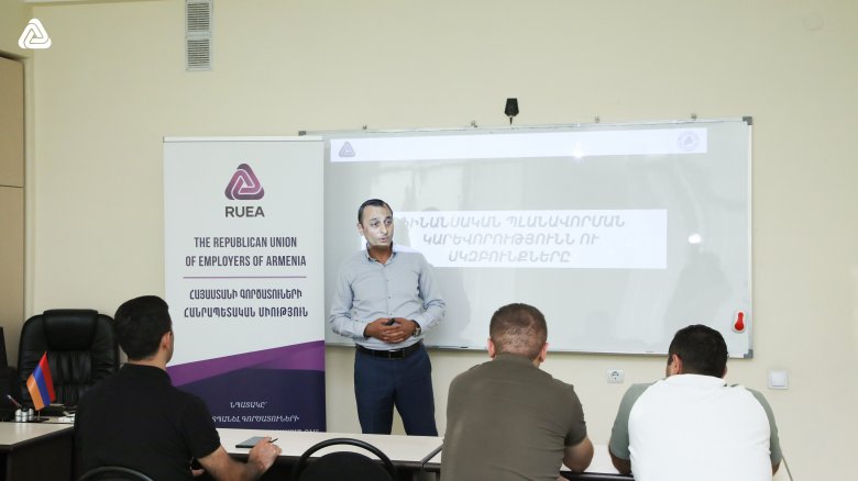 Ավարտվեցին ԼՂ-ից բռնի տեղահանված անձանց համար ձեռնարկատիրական կրթության զարգացման ծրագրի երրորդ խմբի դասընթացները