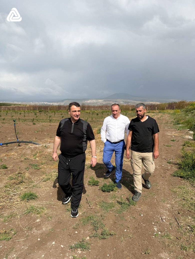 Հայաստանի գործատուների հանրապետական միության նախագահ Վահագն Համբարձումյանը այցելեց Կոտայքի մարզի Արագյուղում գործող ծնեբեկի արտեր